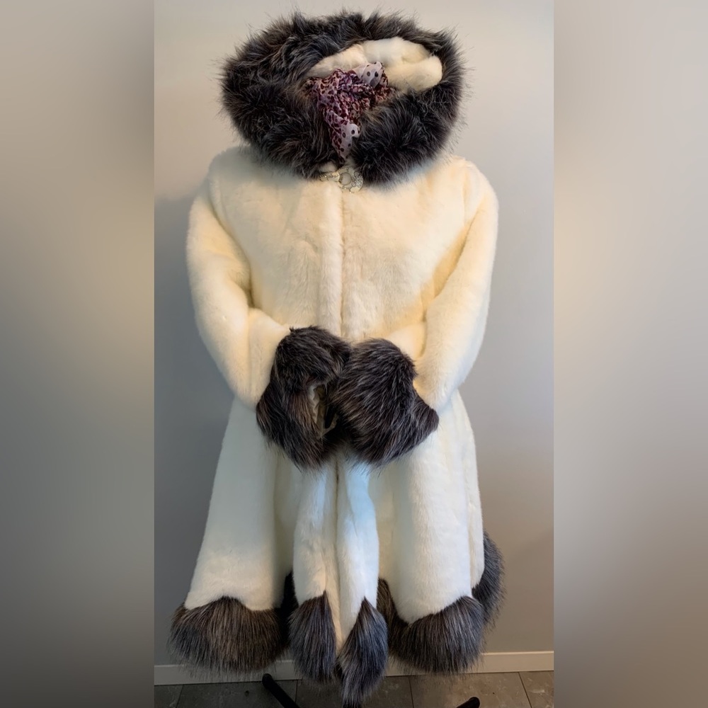 NWT women’s faux fur hooded Skating Coat. Offshore sizing, see details.